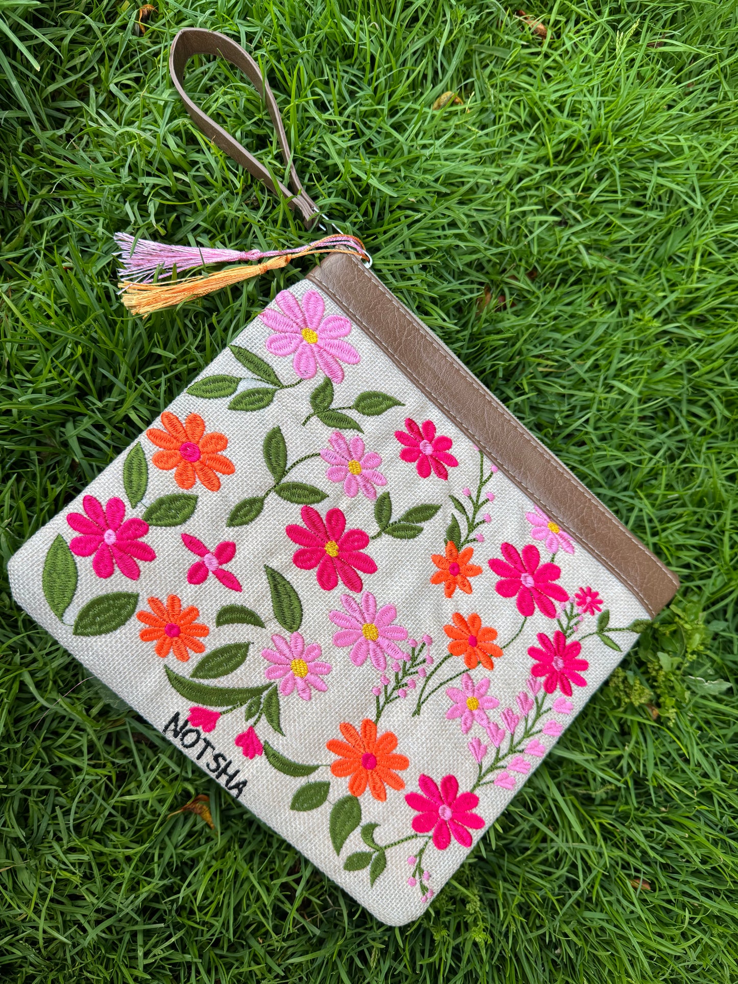 A floral clutch made to brighten every summer outfit with a chic, feminine touch🌸🌸