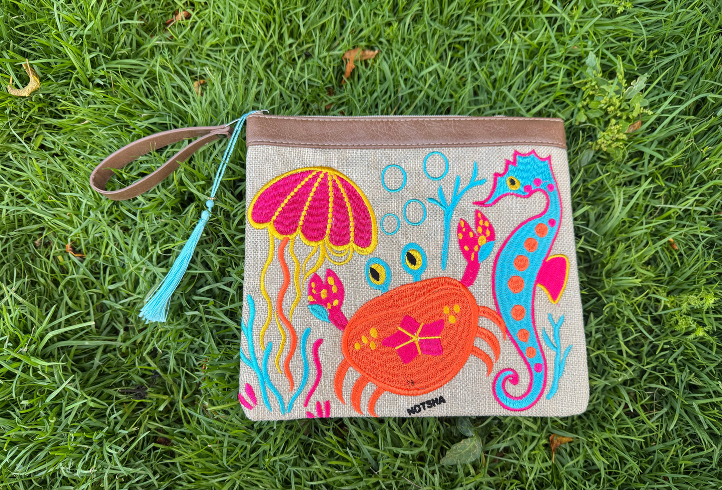 Summer clutch with playful beach details 🪼🦀
Featuring cute jellyfish and crab prints for the perfect fun beach look.