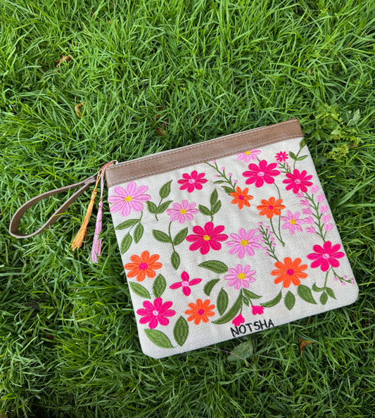 A floral clutch made to brighten every summer outfit with a chic, feminine touch🌸🌸