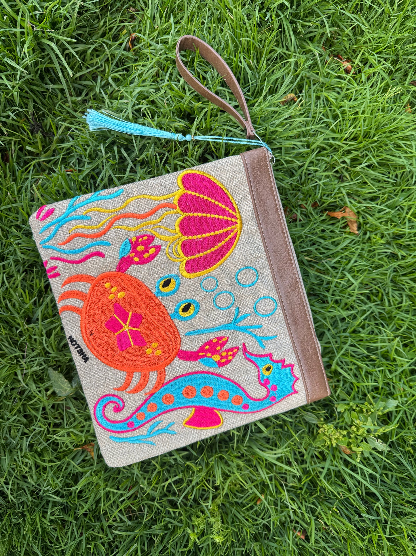 Summer clutch with playful beach details 🪼🦀
Featuring cute jellyfish and crab prints for the perfect fun beach look.