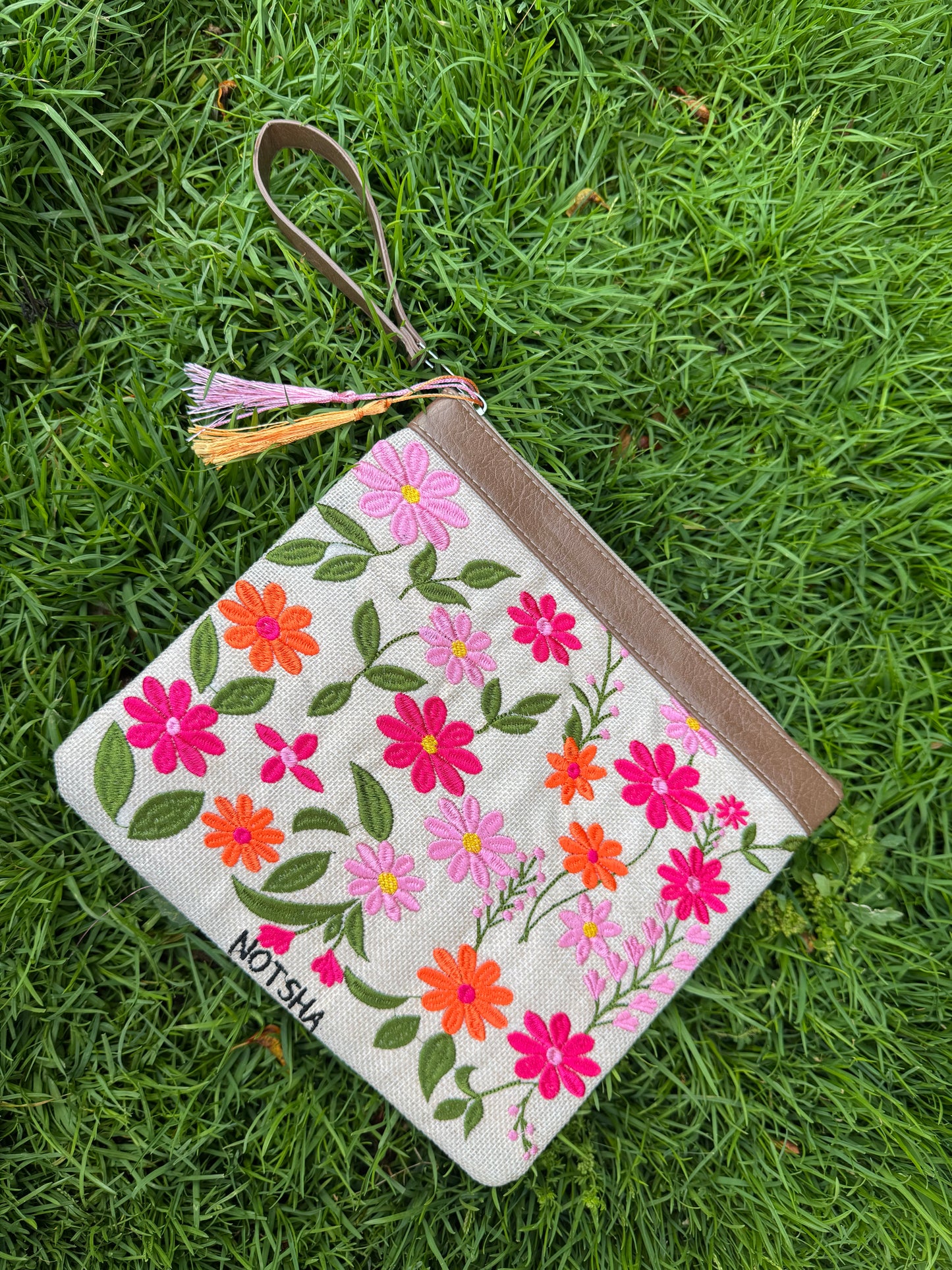 A floral clutch made to brighten every summer outfit with a chic, feminine touch🌸🌸