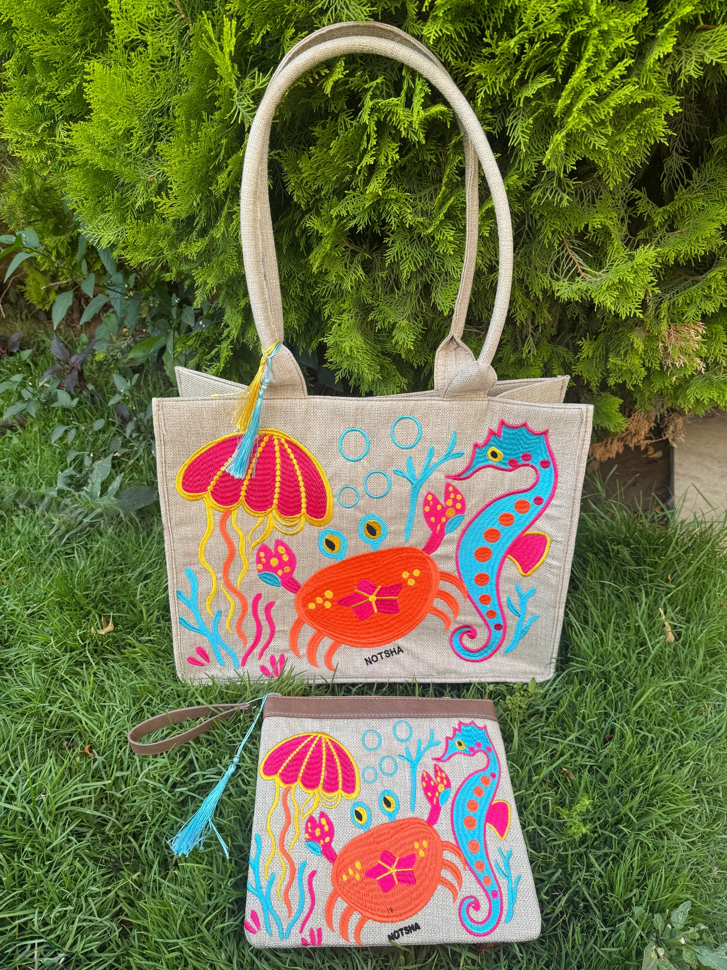Summer clutch with playful beach details 🪼🦀
Featuring cute jellyfish and crab prints for the perfect fun beach look.