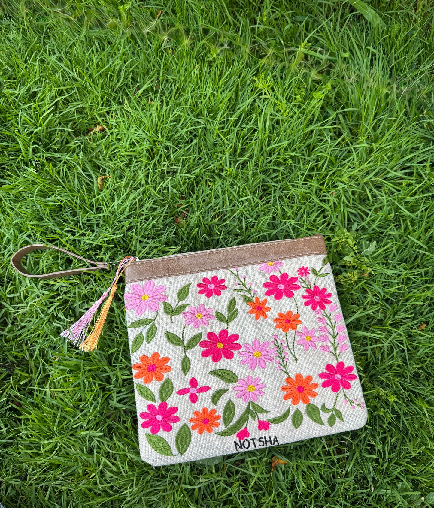 A floral clutch made to brighten every summer outfit with a chic, feminine touch🌸🌸