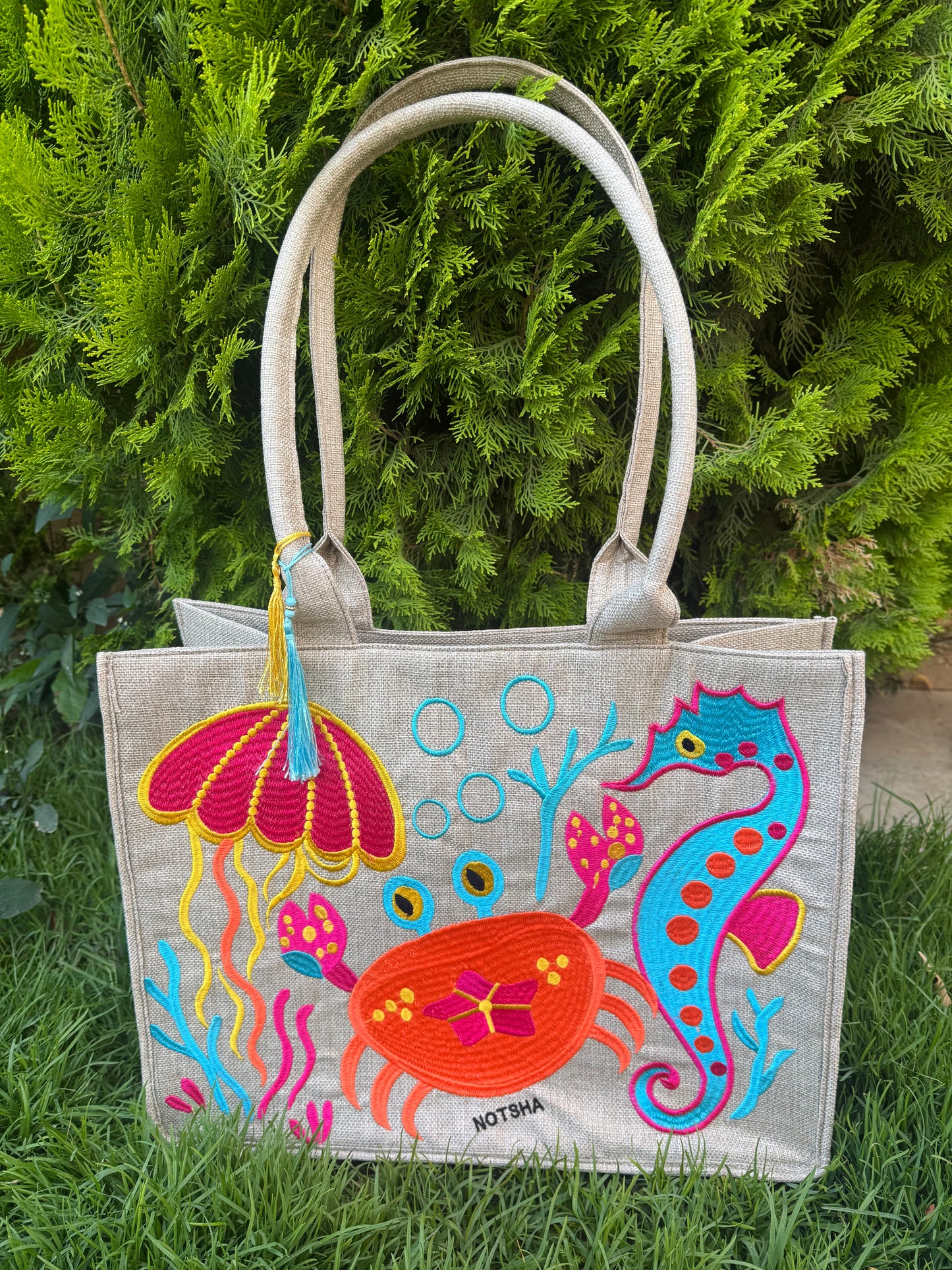 A fun summer bag featuring playful beach animals like jellyfish and crabs 🦀 - Large