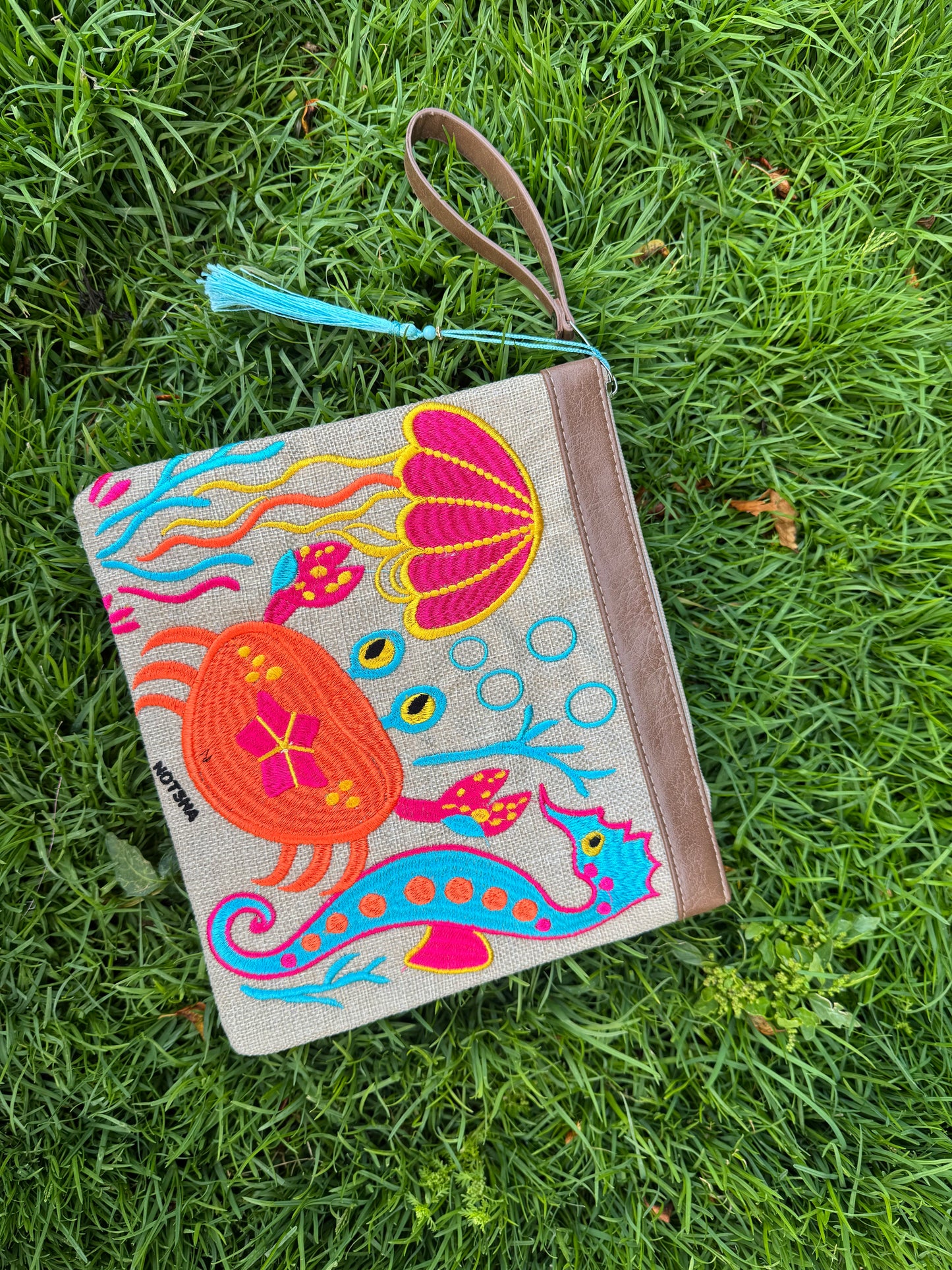 Summer clutch with playful beach details 🪼🦀
Featuring cute jellyfish and crab prints for the perfect fun beach look.
