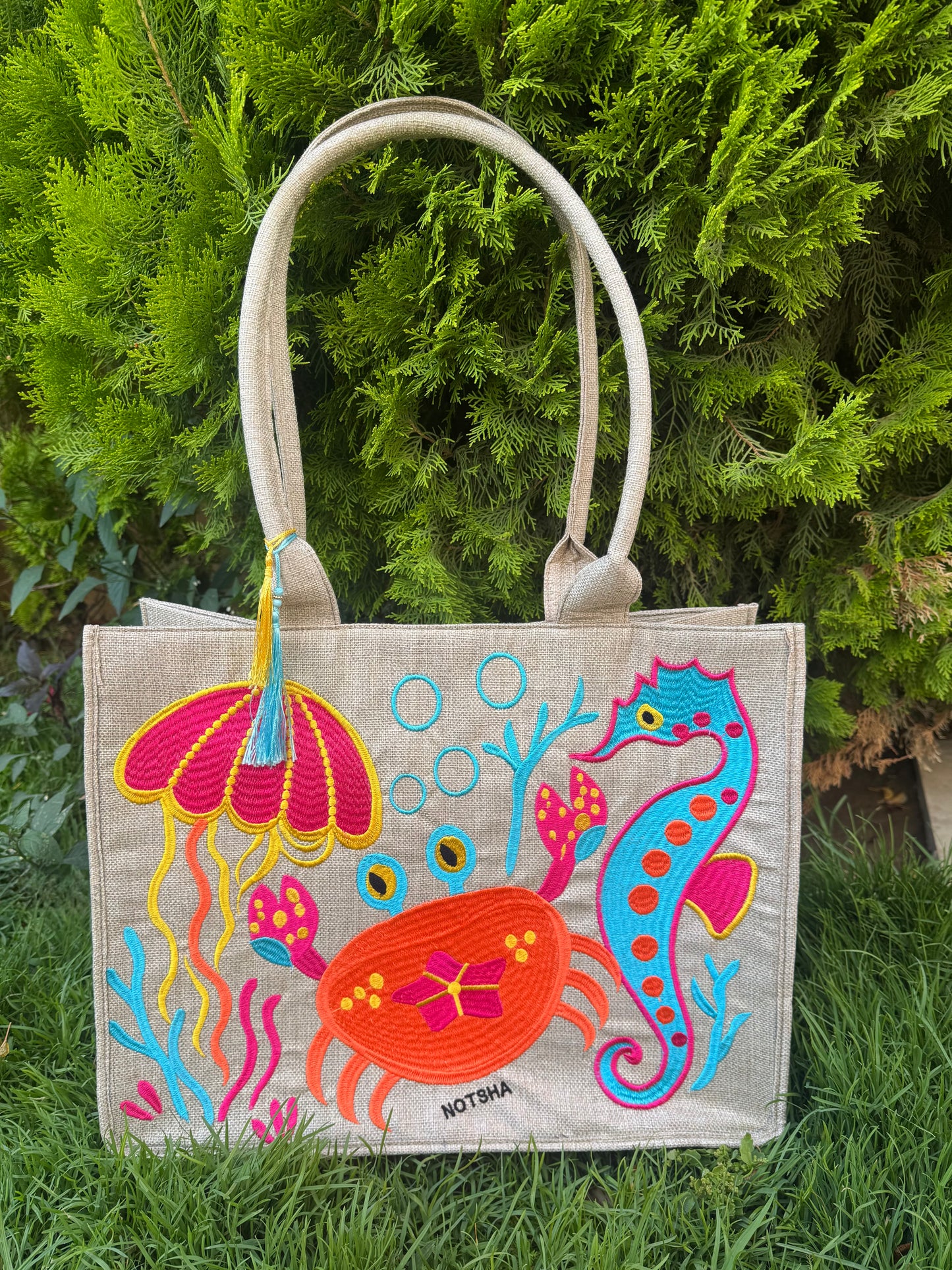 A fun summer bag featuring playful beach animals like jellyfish and crabs 🦀 - Large