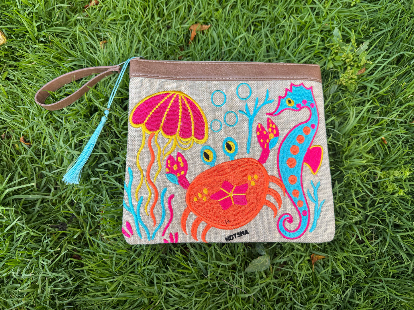 Summer clutch with playful beach details 🪼🦀
Featuring cute jellyfish and crab prints for the perfect fun beach look.