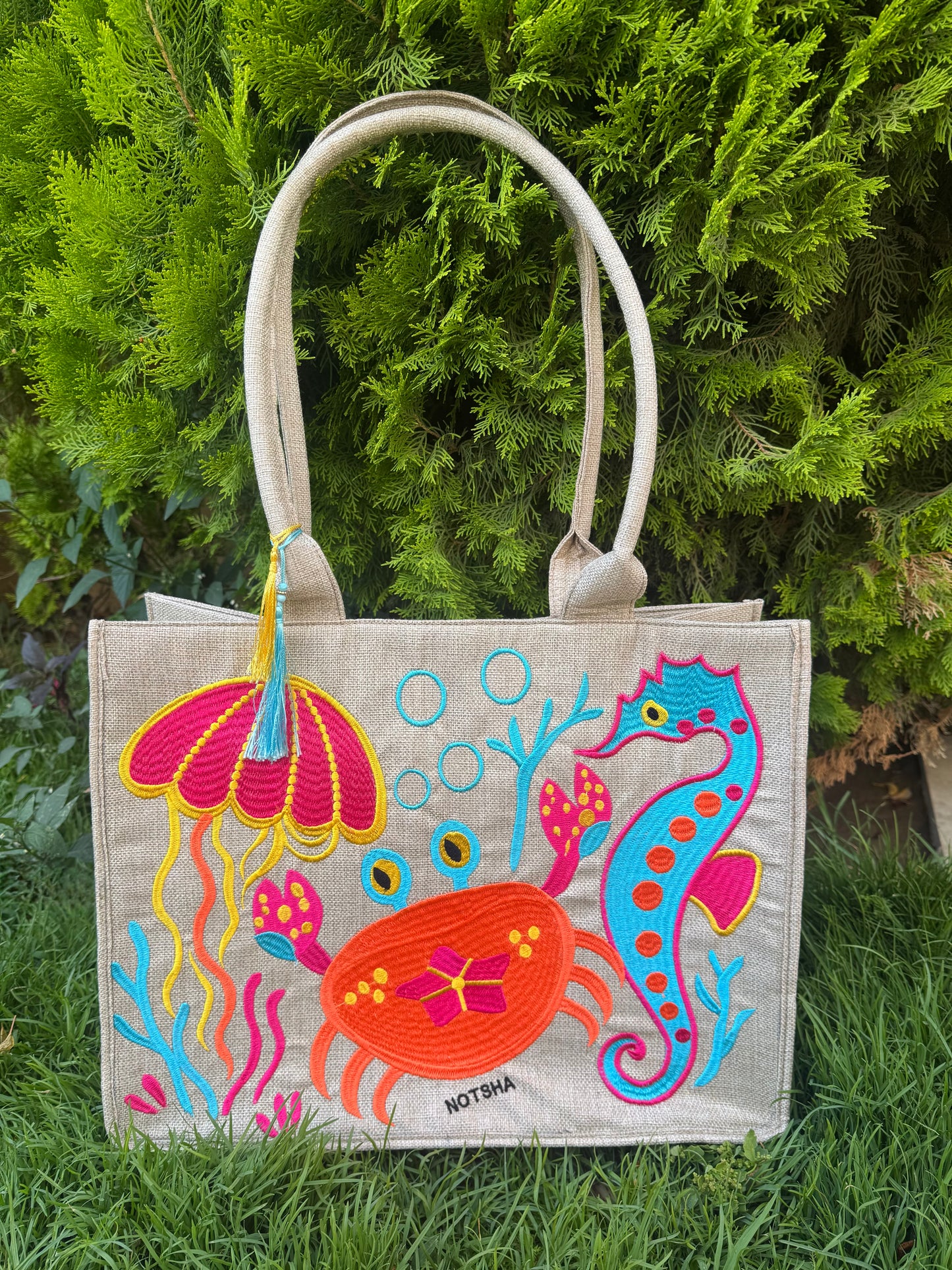 A fun summer bag featuring playful beach animals like jellyfish and crabs 🦀 - Large
