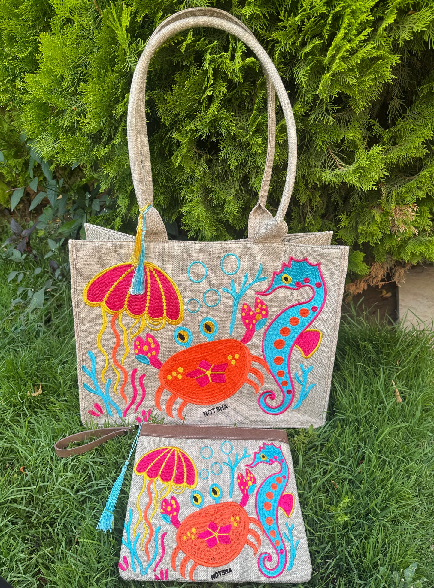 A fun summer bag featuring playful beach animals like jellyfish and crabs 🦀 - Large