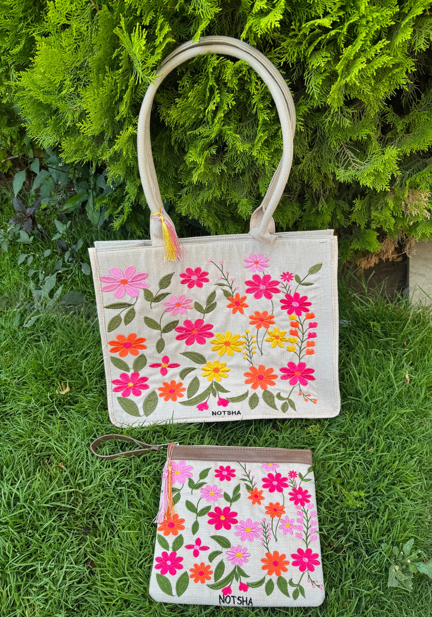 A floral clutch made to brighten every summer outfit with a chic, feminine touch🌸🌸