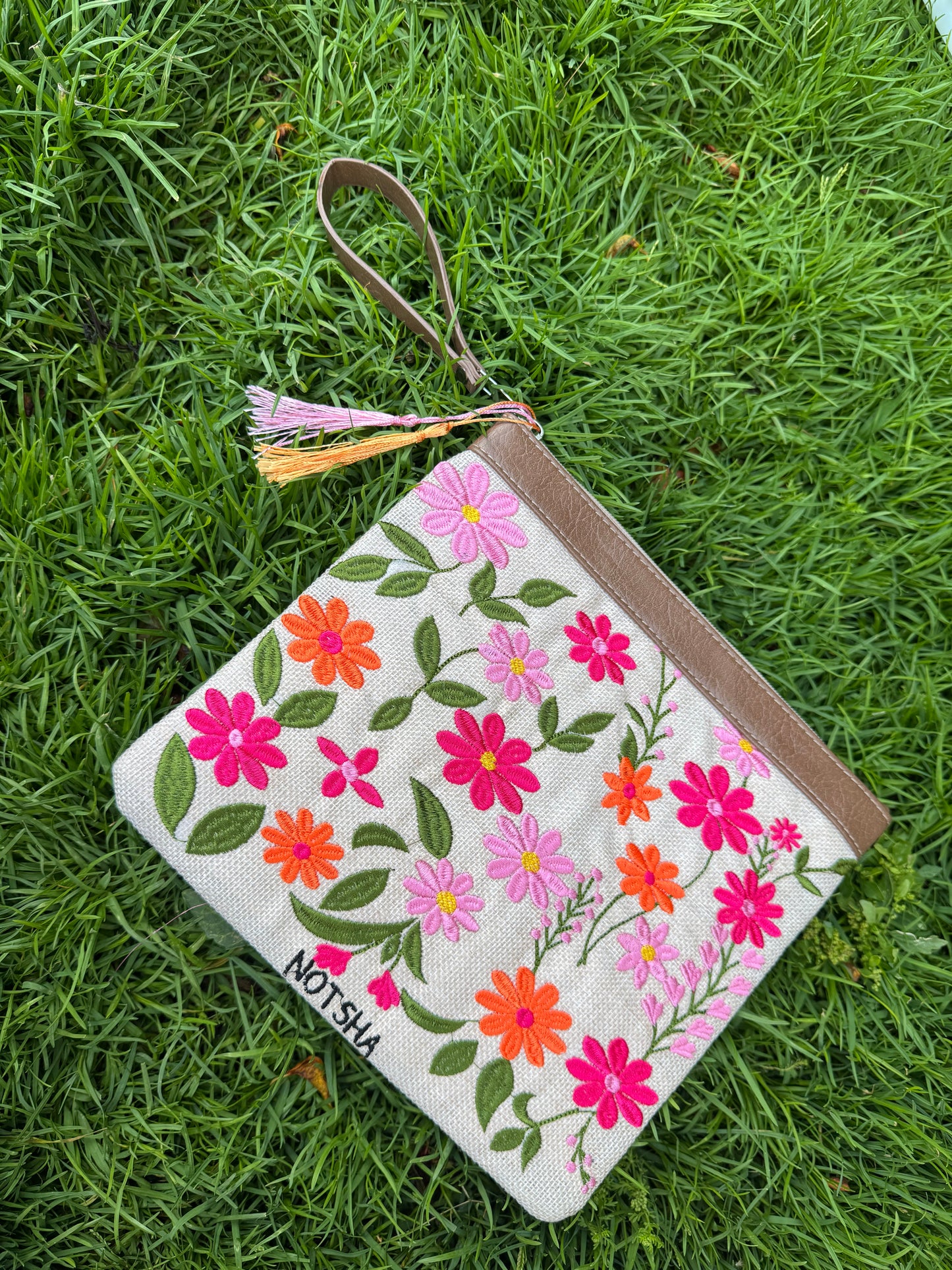 A floral clutch made to brighten every summer outfit with a chic, feminine touch🌸🌸